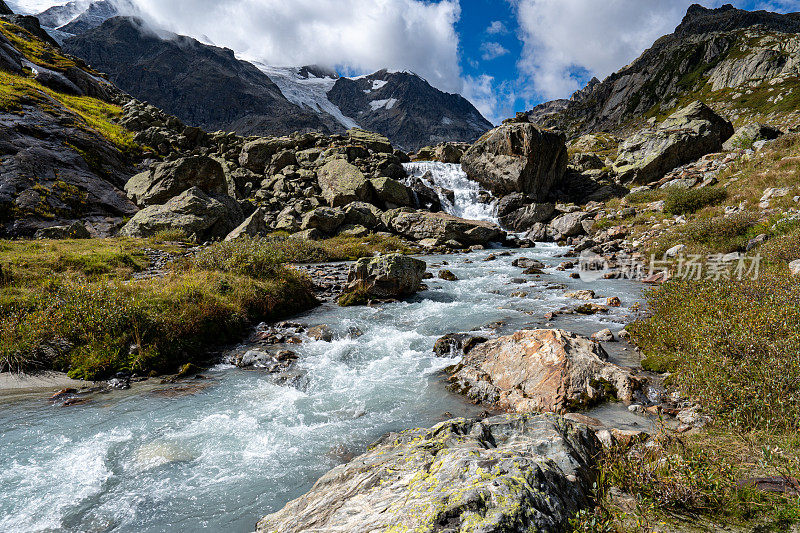 位于瑞士斯泰因冰川和斯泰因湖周围的美丽的瑞士阿尔卑斯山的Susten Pass